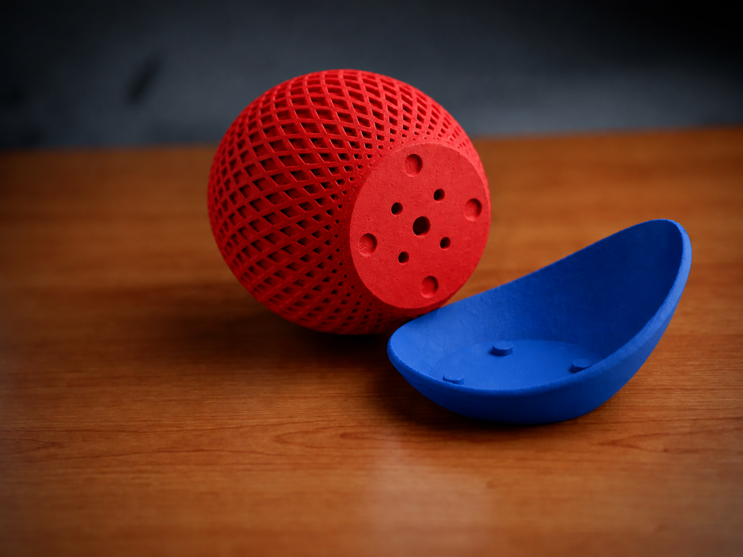 3D Baskı Küre Saksı - Kafes Dokulu İki Parçalı Dekoratif Saksı - Kırmızı-Mavi