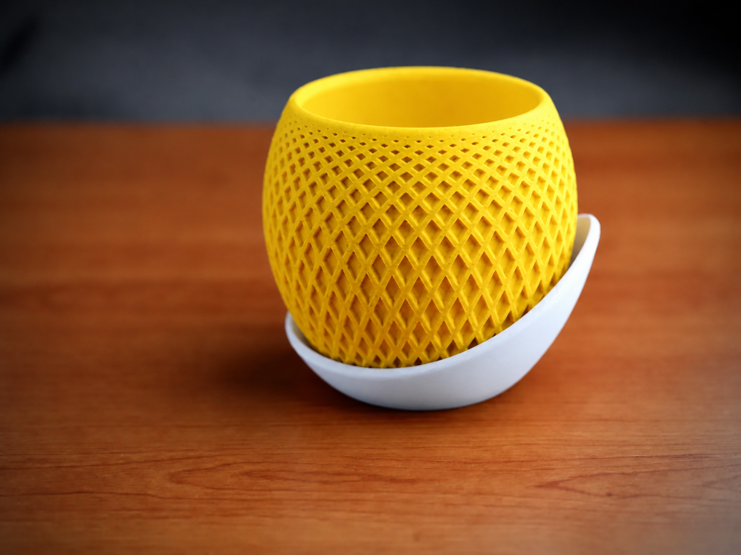 3D Baskı Küre Saksı - Kafes Dokulu İki Parçalı Dekoratif Saksı - Sarı-Beyaz