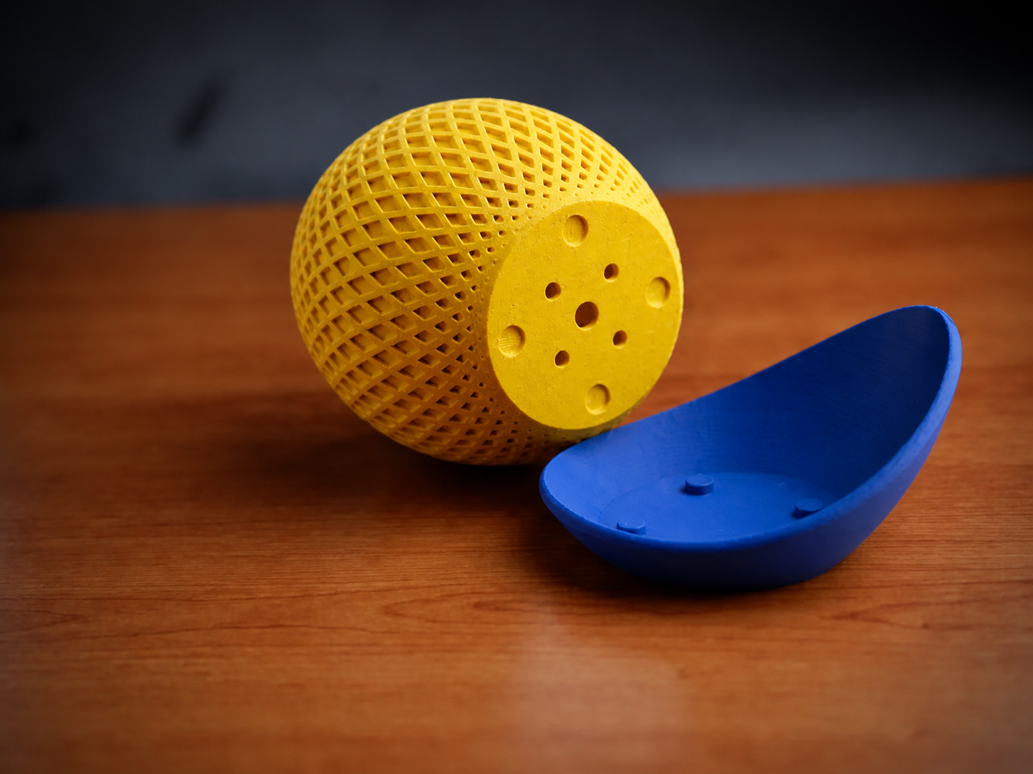 3D Baskı Küre Saksı - Kafes Dokulu İki Parçalı Dekoratif Saksı - Sarı-Mavi