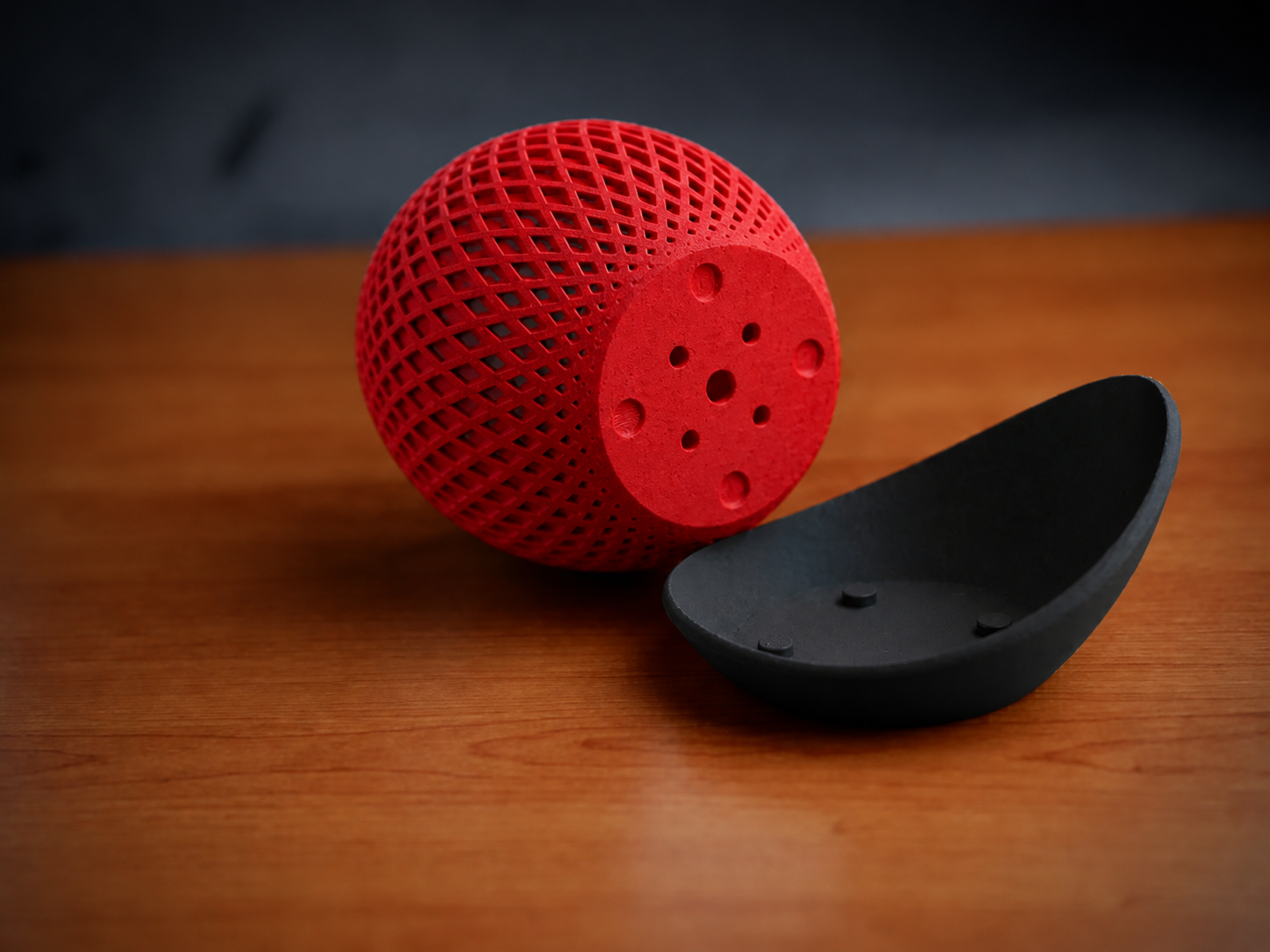 3D Baskı Küre Saksı - Kafes Dokulu İki Parçalı Dekoratif Saksı - Kırmızı-Siyah
