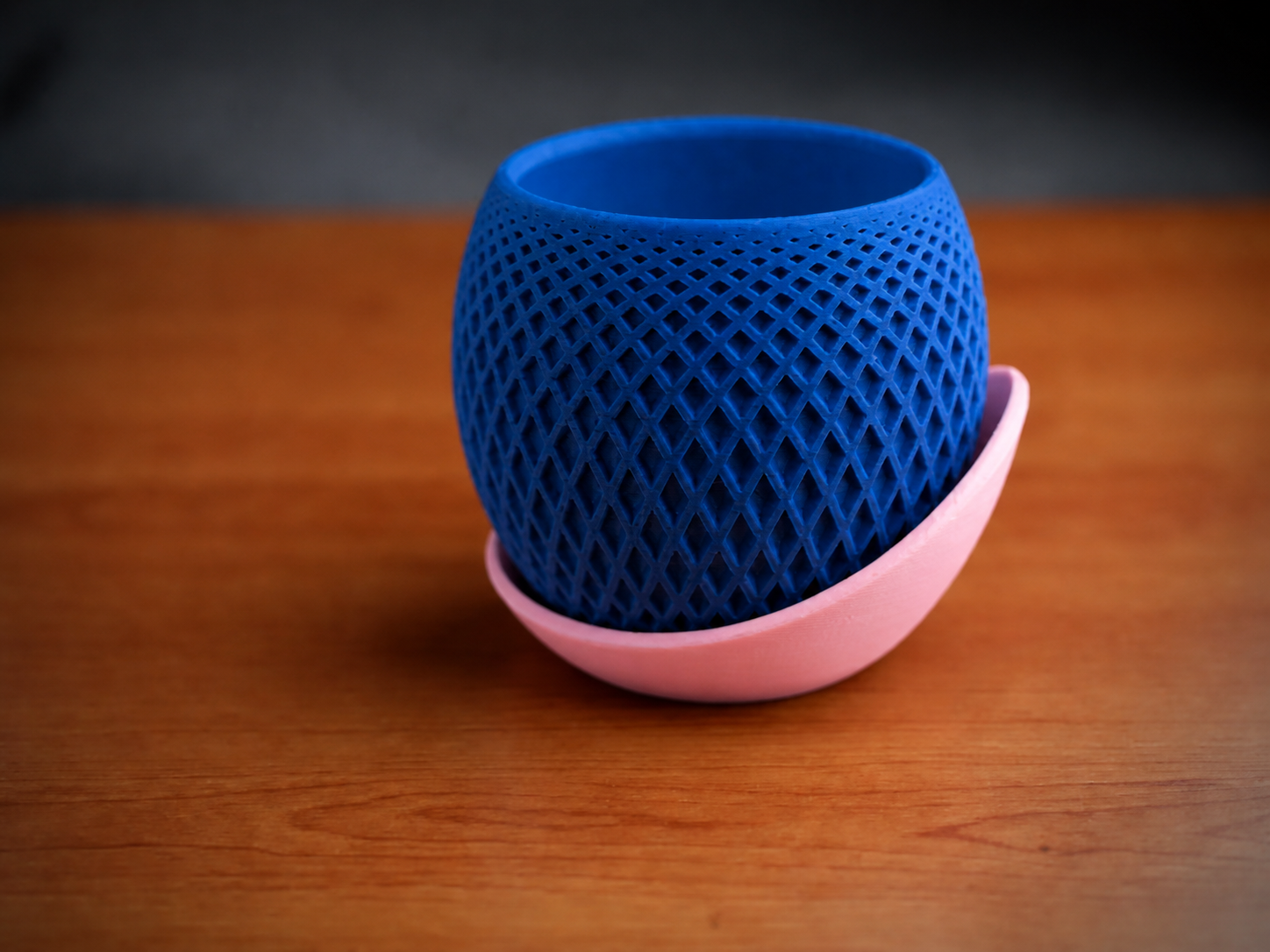 3D Baskı Küre Saksı - Kafes Dokulu İki Parçalı Dekoratif Saksı - Mavi-Pembe