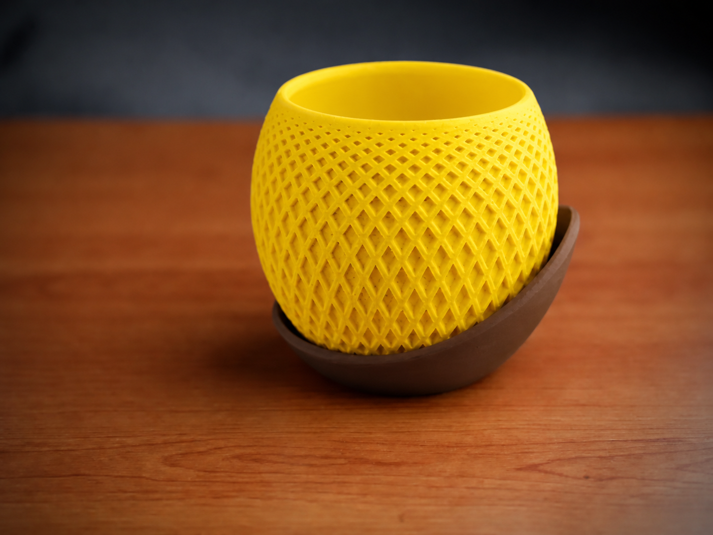 3D Baskı Küre Saksı - Kafes Dokulu İki Parçalı Dekoratif Saksı - Sarı-Kahverengi