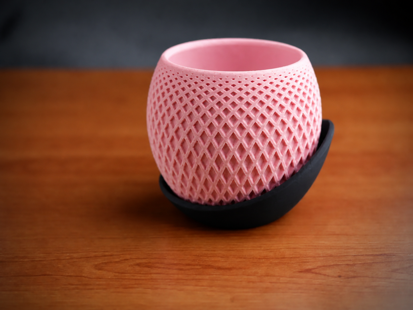 3D Baskı Küre Saksı - Kafes Dokulu İki Parçalı Dekoratif Saksı - Pembe-Siyah