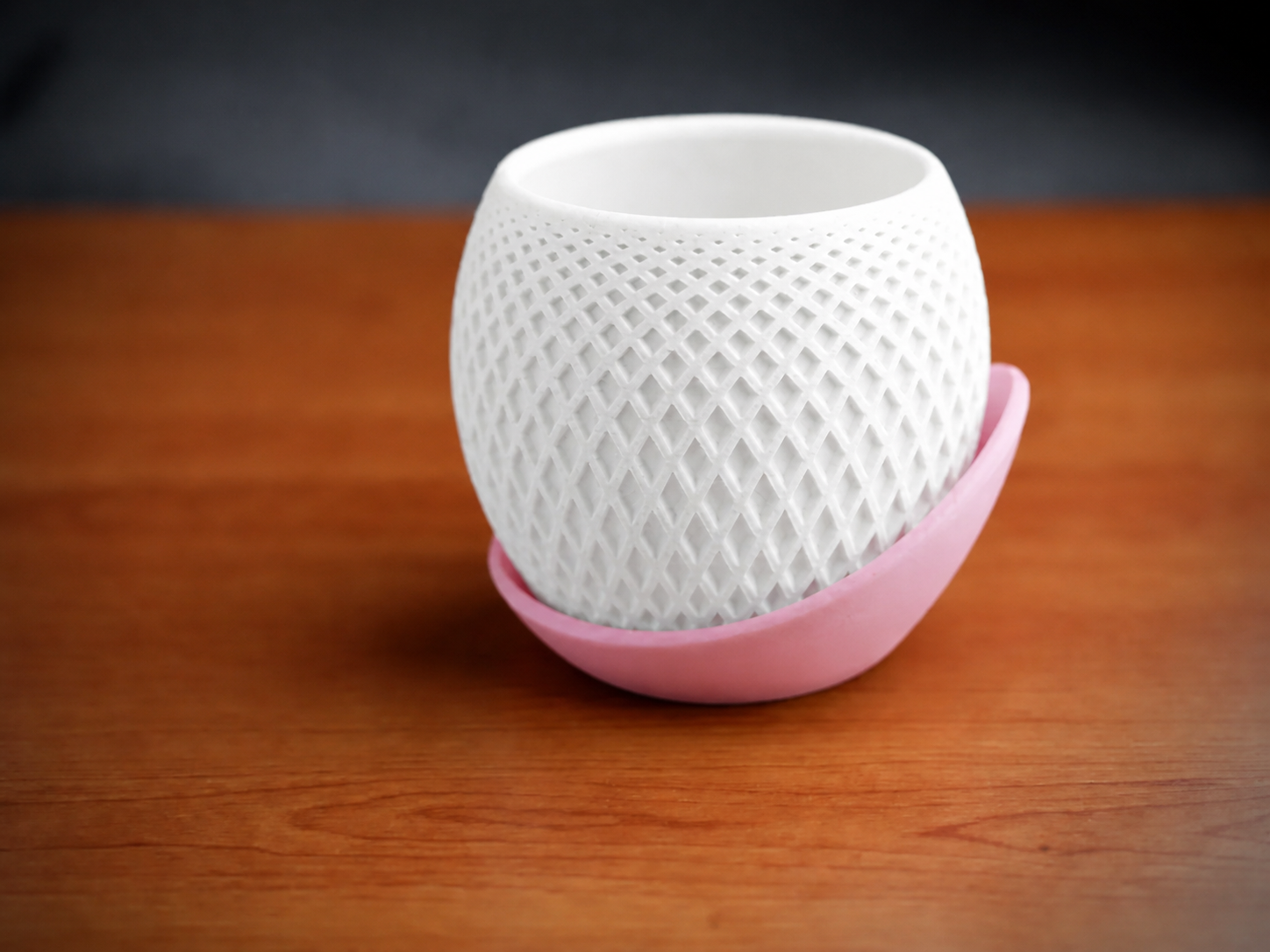 3D Baskı Küre Saksı - Kafes Dokulu İki Parçalı Dekoratif Saksı - Beyaz-Pembe