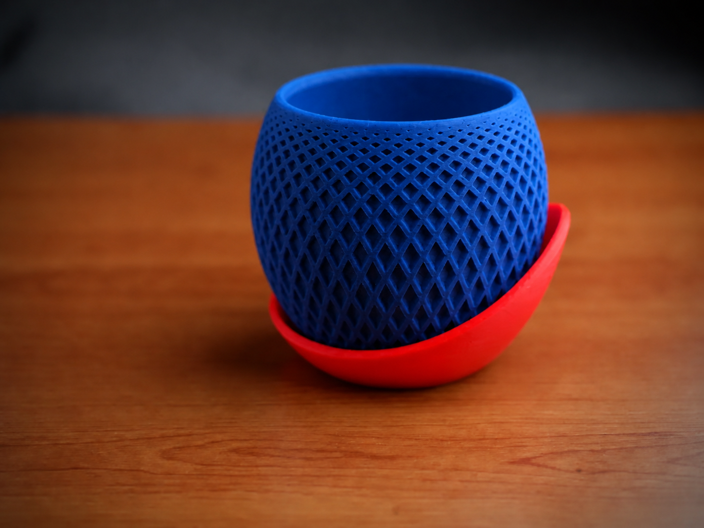 3D Baskı Küre Saksı - Kafes Dokulu İki Parçalı Dekoratif Saksı - Mavi-Kırmızı