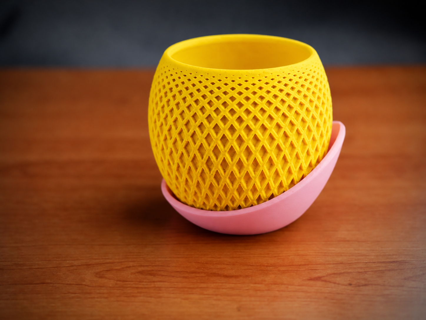3D Baskı Küre Saksı - Kafes Dokulu İki Parçalı Dekoratif Saksı - Sarı-Pembe