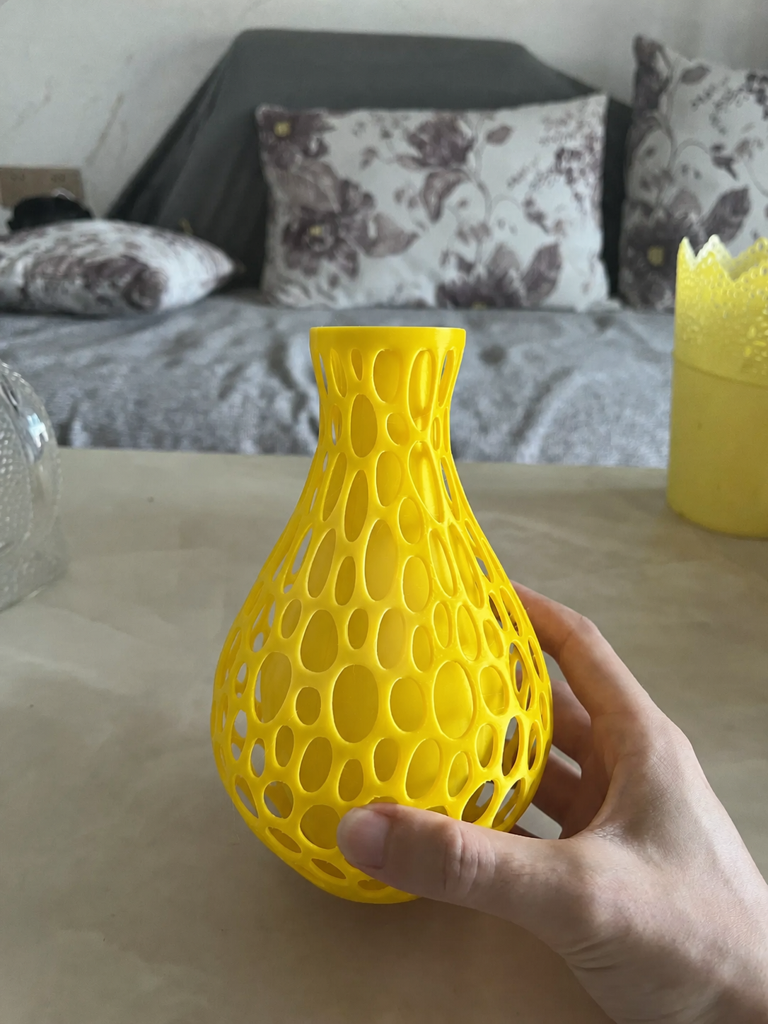 3D Baskı Petek Dokulu Vazo - Delikli Dekoratif Vazo-Sarı