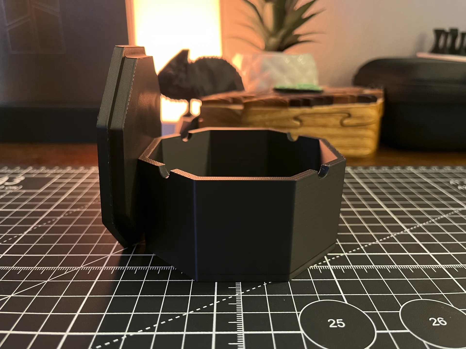 3D Baskı Sekizgen Kapaklı Küllük Menteşeli Rüzgar ve Koku Önleyici Dekoratif Sigara Küllüğü Siyah