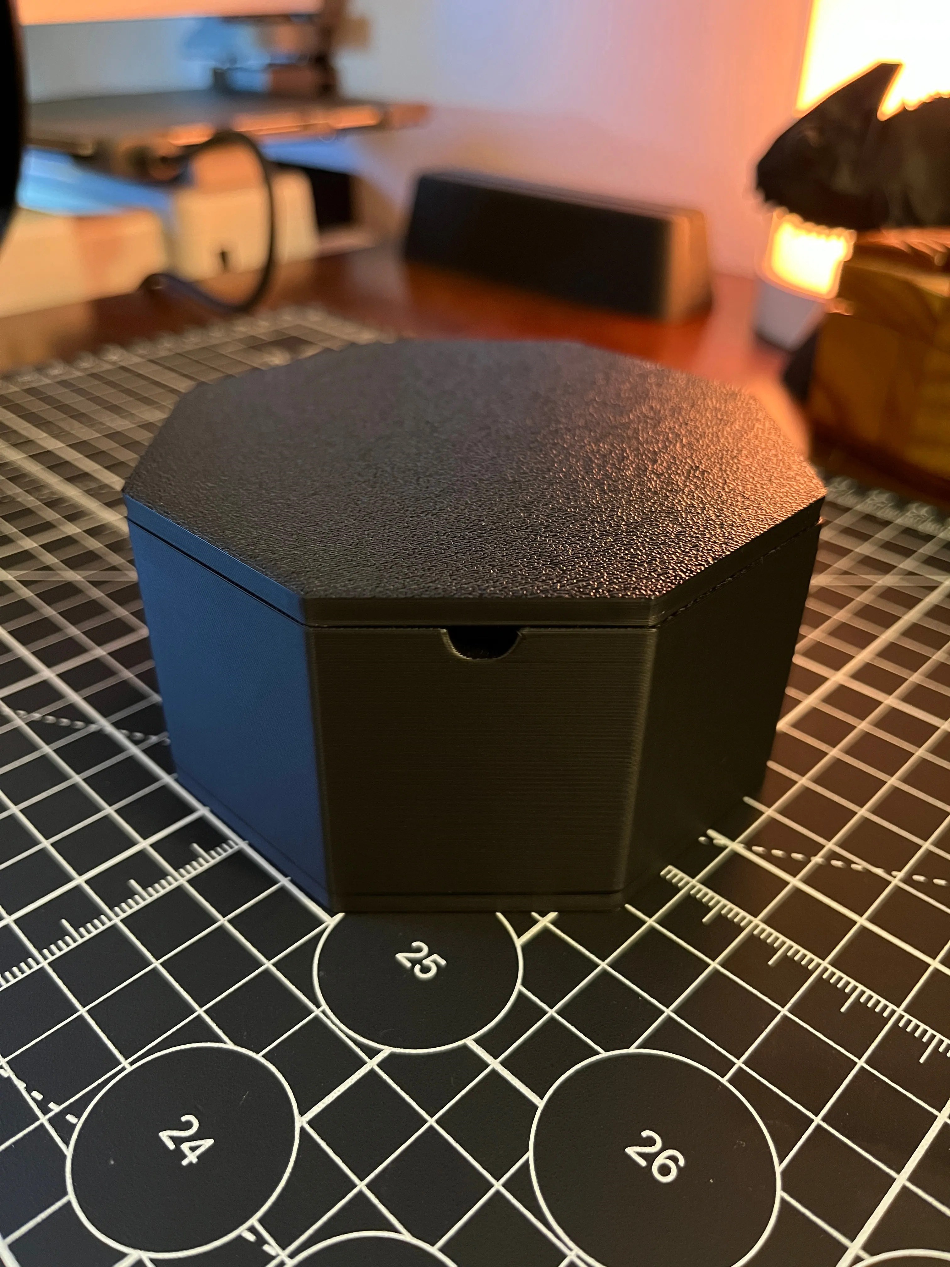 3D Baskı Sekizgen Kapaklı Küllük Menteşeli Rüzgar ve Koku Önleyici Dekoratif Sigara Küllüğü Siyah