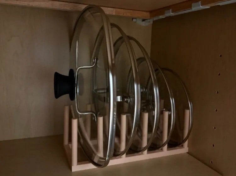 3D Baskı Tencere Kapak Rafı 5 Kapaklı Dolap İçi Kapak Düzenleyici Yuvalı Kapak Standı Bej