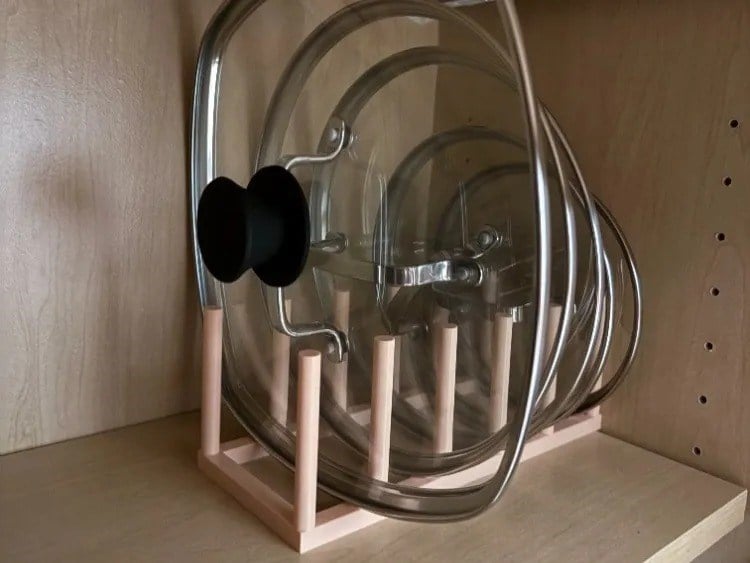 3D Baskı Tencere Kapak Rafı 5 Kapaklı Dolap İçi Kapak Düzenleyici Yuvalı Kapak Standı Bej