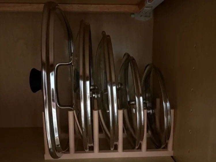 3D Baskı Tencere Kapak Rafı 5 Kapaklı Dolap İçi Kapak Düzenleyici Yuvalı Kapak Standı Bej