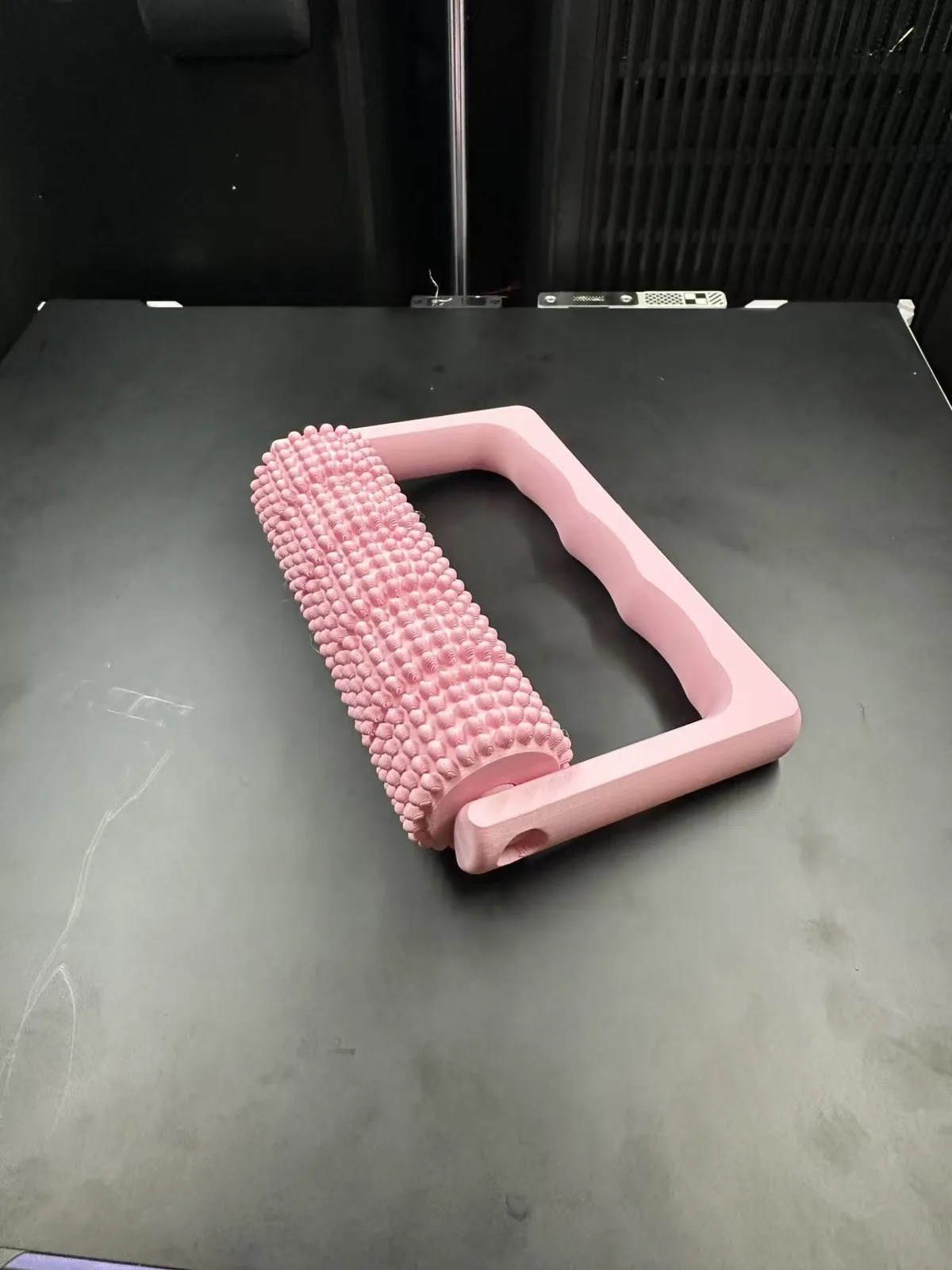 3D Baskı Tutamaklı Masaj Rulosu Bacak Ayak ve Sırt Masaj Aleti Dikenli Yüzeyli El Masaj Rulosu Pembe