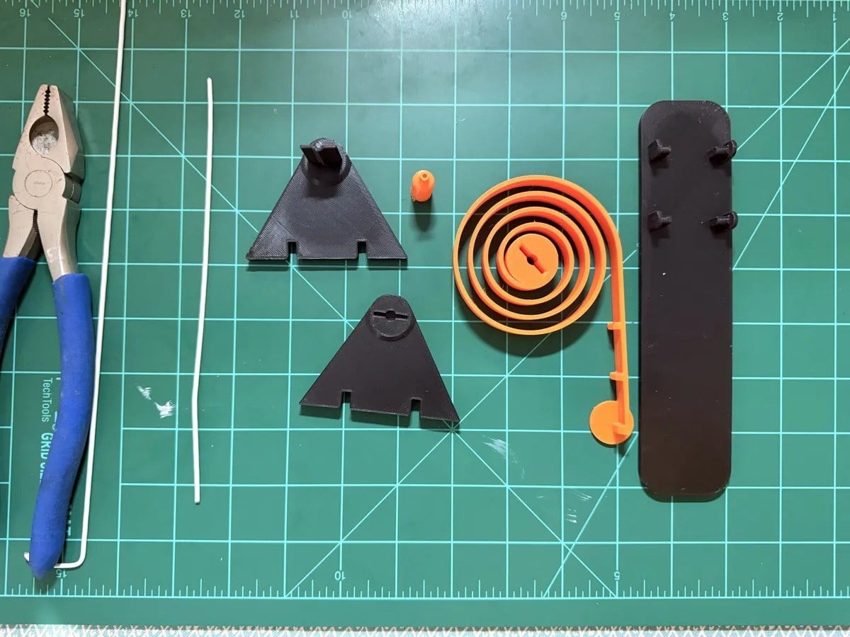 3D Baskı Yaylı Spiral Kedi Oyuncağı Zıplayan Spiral Etkileşimli Oyun Aparatı Turuncu Siyah