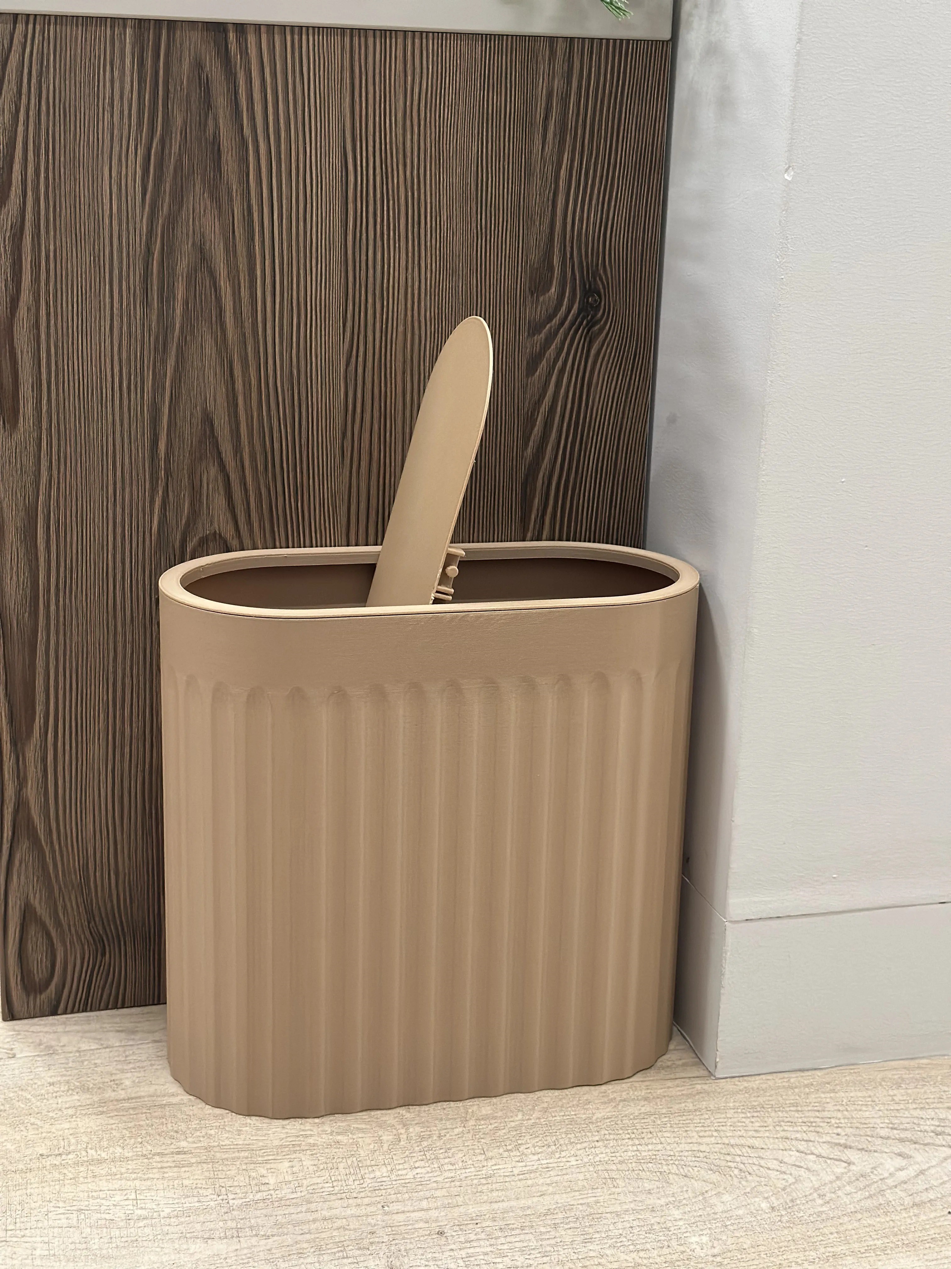 3D Baskı Yivli Oval Çöp Kutusu Sallanır Kapaklı Banyo Tuvalet Mutfak Ofis Kovası 24x12x23 cm Bej