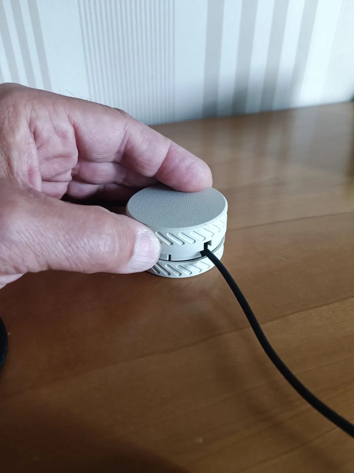 3D Baskı Yuvarlak Kablo Düzenleyici Şarj ve USB Kablo Sarıcı Lastik Desenli Kablo Toplayıcı Gri