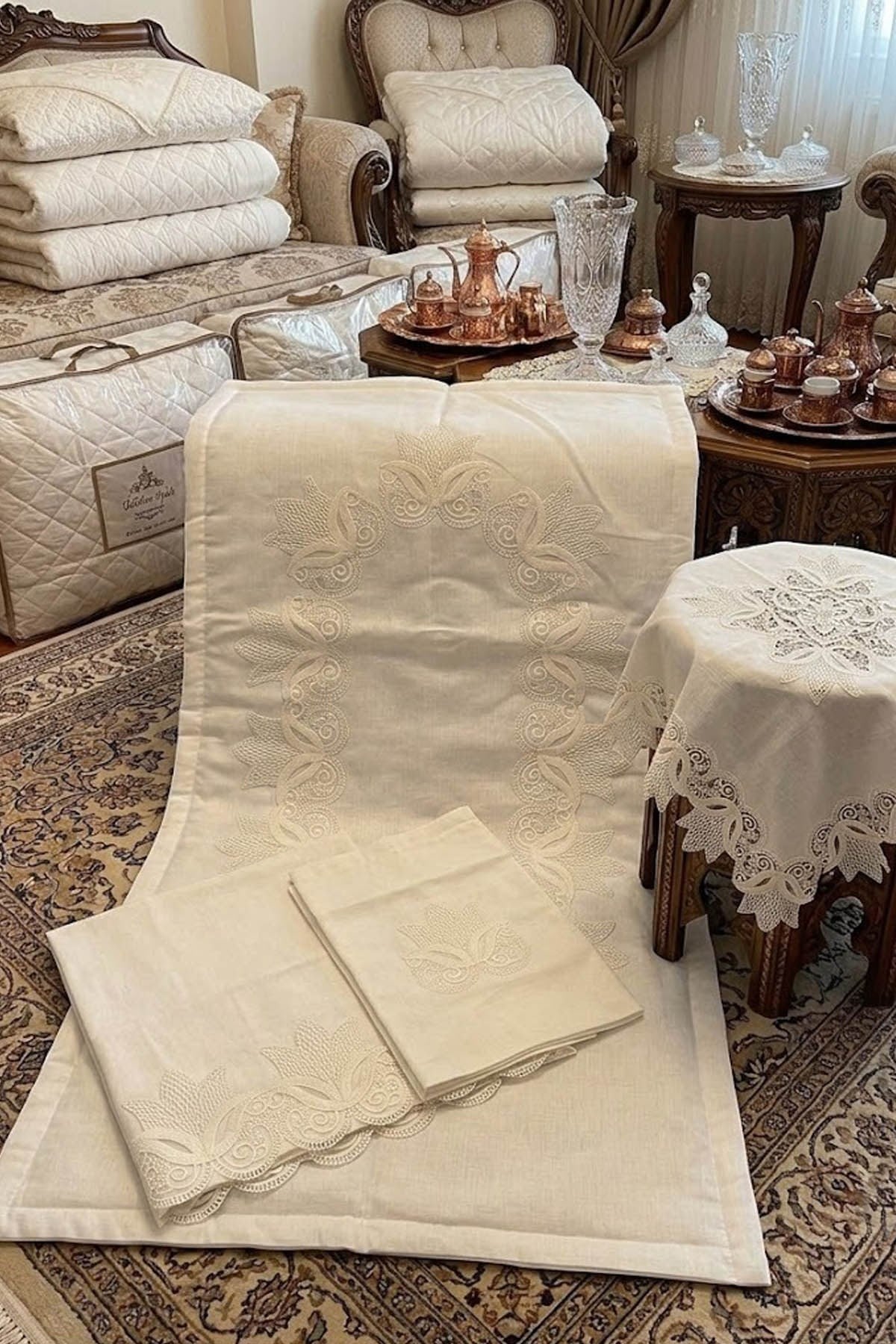 Fransız Dantelli Lale Model 4 Parça Gardenya Kumaş Seccade Seti