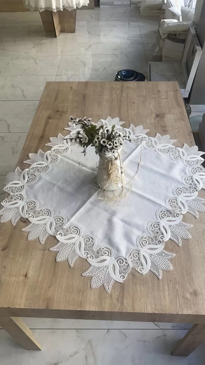 Masa Üzerine Runner, Sehpa Örtüsü Fransız Dantel Detaylı Kare 88x 88 cm Kayla Kreme Krem