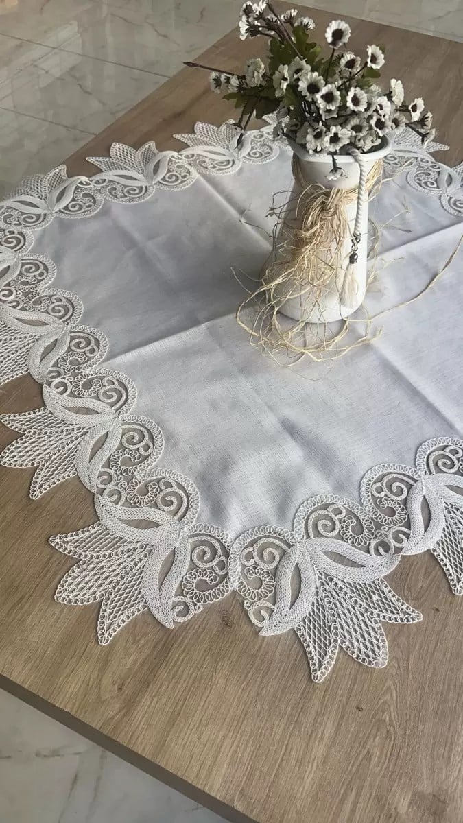 Masa Üzerine Runner, Sehpa Örtüsü Fransız Dantel Detaylı Kare 88x 88 cm Kayla Kreme Gümüş