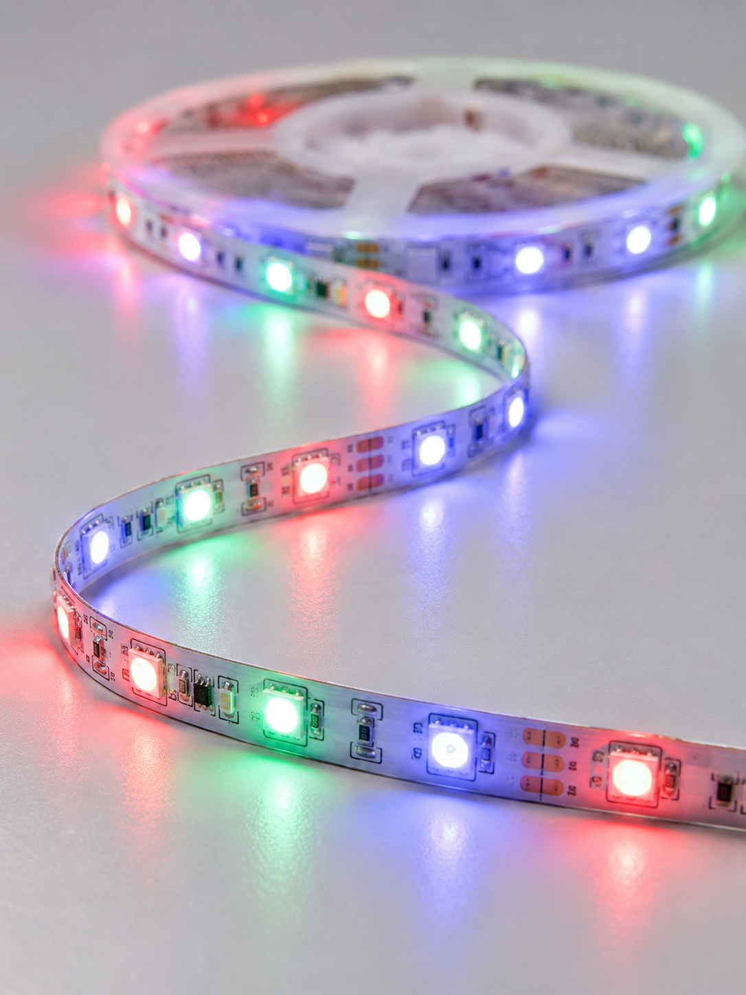 RGB Şerit LED 5 Metre 12V 2835 SMD Kumandalı Renkli Oda ve Ev Aydınlatması
