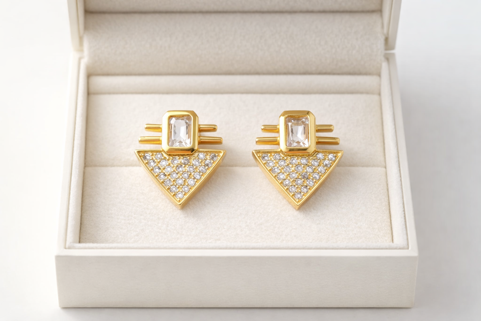 Serenay Küpe MODEL 7 – Geometrik Zirkon Taşlı Gold Renk Çelik Küpe, Kararma Yapmaz & Alerji Dostu