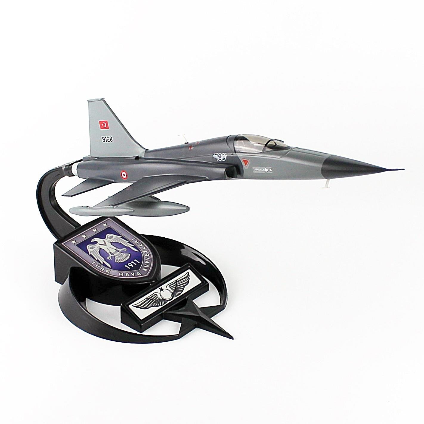AkbaModel 1/48 F-5E Freedom Fighter Savaş/Eğitim Uçağı, Sergilemeye Hazır Standlı Model