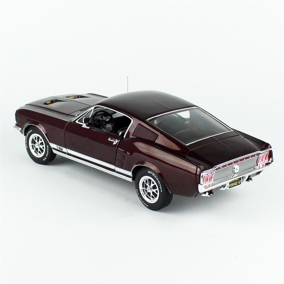 AutoWorld AMM1309 1/1/ Ölçek, 1967 Ford Mustang GT 2+2, Burgundy, Sergilemeye Hazır Metal Araba Modeli