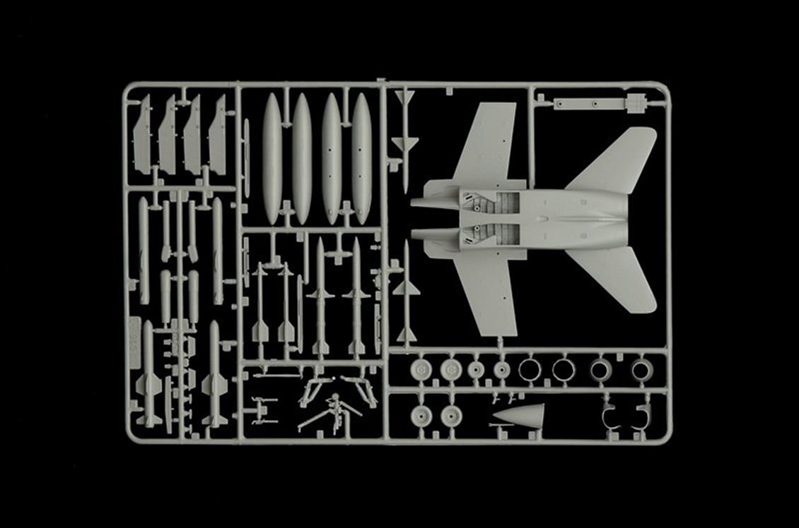 Italeri 71016 1/72 F/A-18 C/D (Wild Weasel) Savaş Uçağı Demonte Plastik Maket Seti