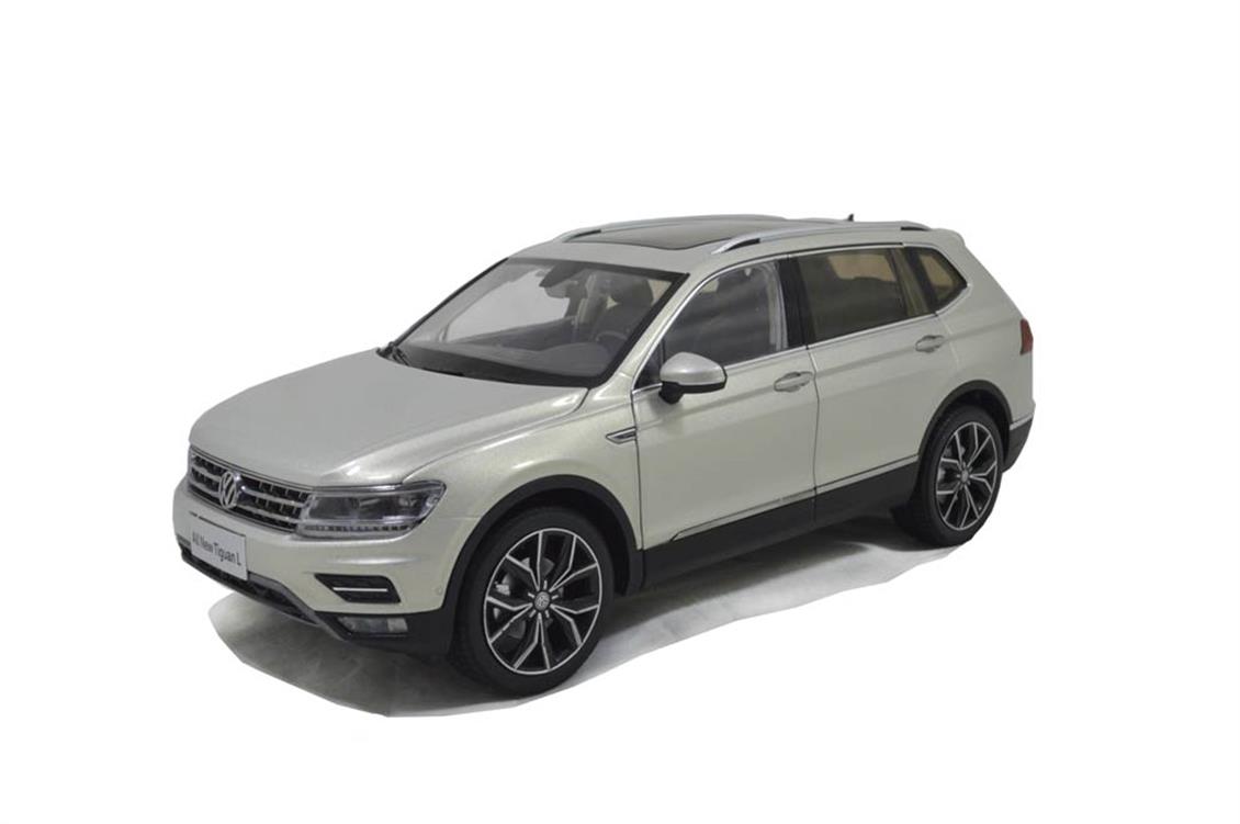 Paudi Model 2386S 1/18 Ölçek, 2017 Volkswagen Tiguan L, Gümüş, Sergilemeye Hazır Metal Araba Modeli