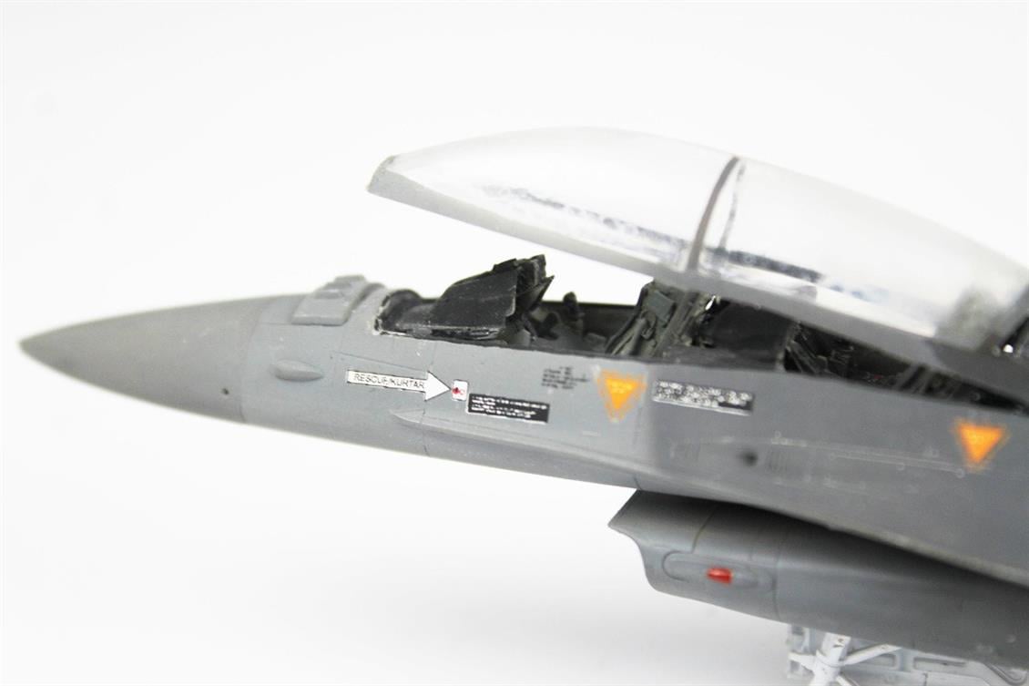 QD014 1/72  F-16D Fighting Falcon Sergilemeye Hazır Plastik Uçak Maketi