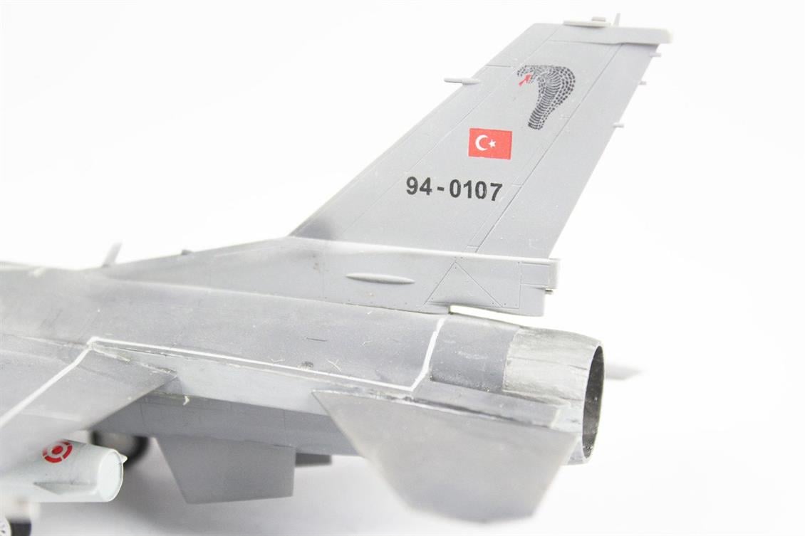 QD014 1/72  F-16D Fighting Falcon Sergilemeye Hazır Plastik Uçak Maketi