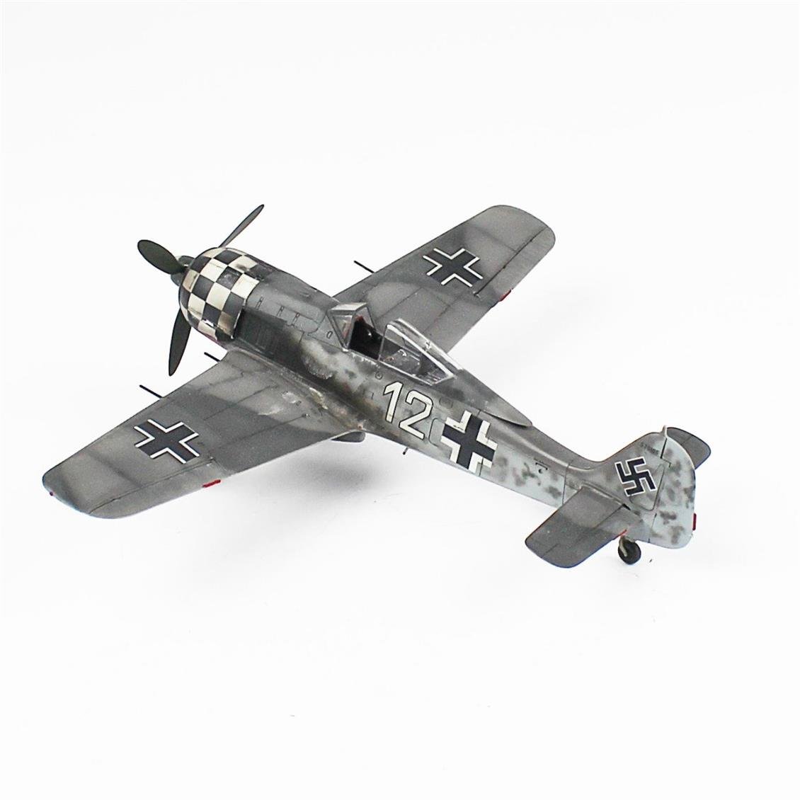 QD031 1/48 Focke-Wulf 190 F-8 Sergilemeye Hazır Plastik Uçak Maketi