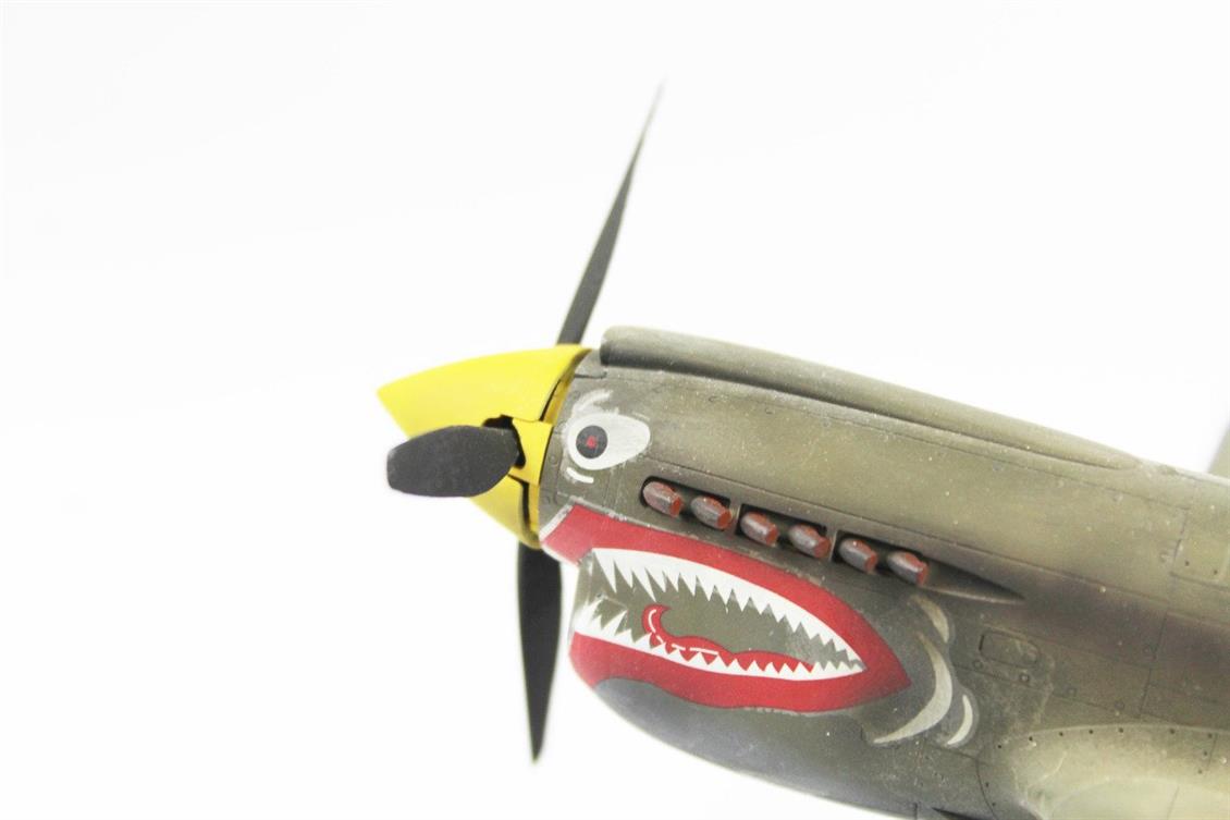 QD036 1/48 P-40C Warhawk Sergilemeye Hazır Plastik Uçak Maketi