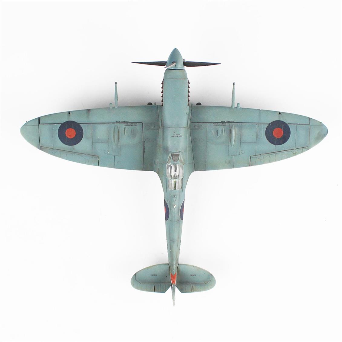 QD043 1/48 Spitfire   Sergilemeye Hazır Plastik Uçak Maketi