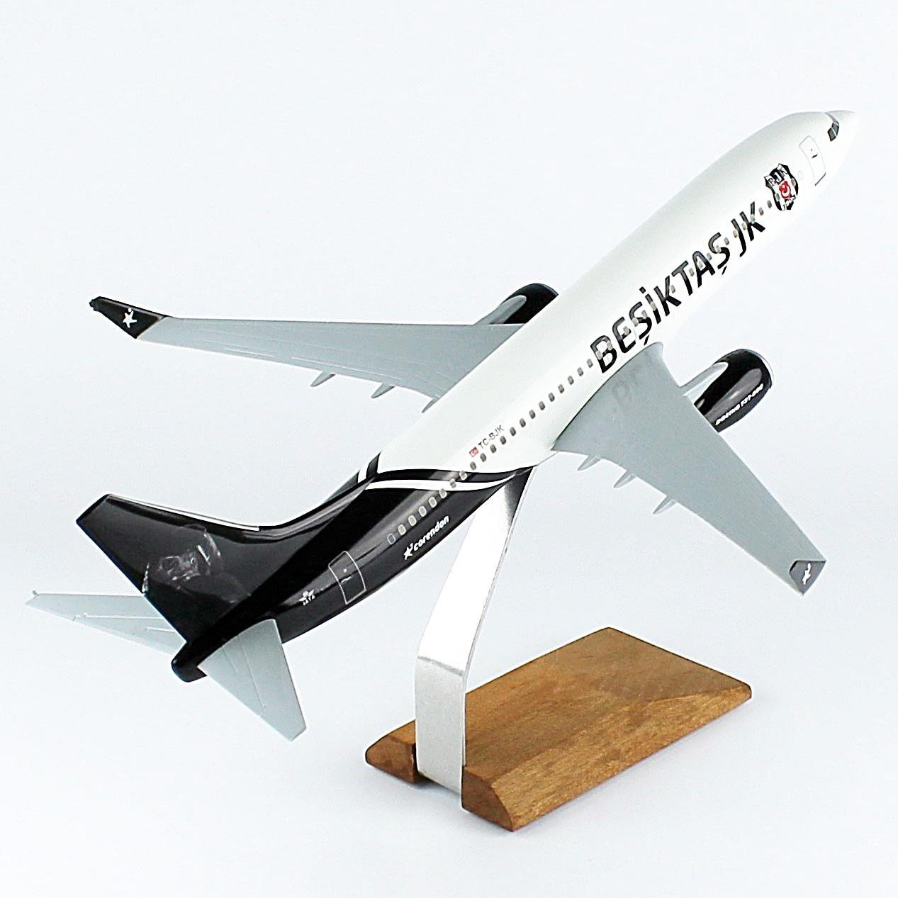 THY006 1/100 Ölçek, THY Beşiktaş CORENDON Logolu B737-800 Yolcu Uçağı, Sergilemeye Hazır Ahşap Standlı Model