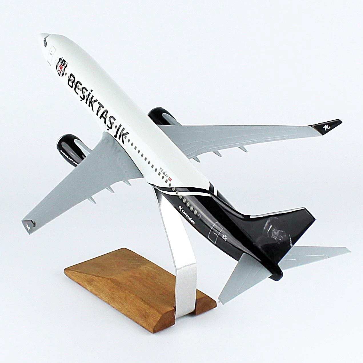 THY006 1/100 Ölçek, THY Beşiktaş CORENDON Logolu B737-800 Yolcu Uçağı, Sergilemeye Hazır Ahşap Standlı Model