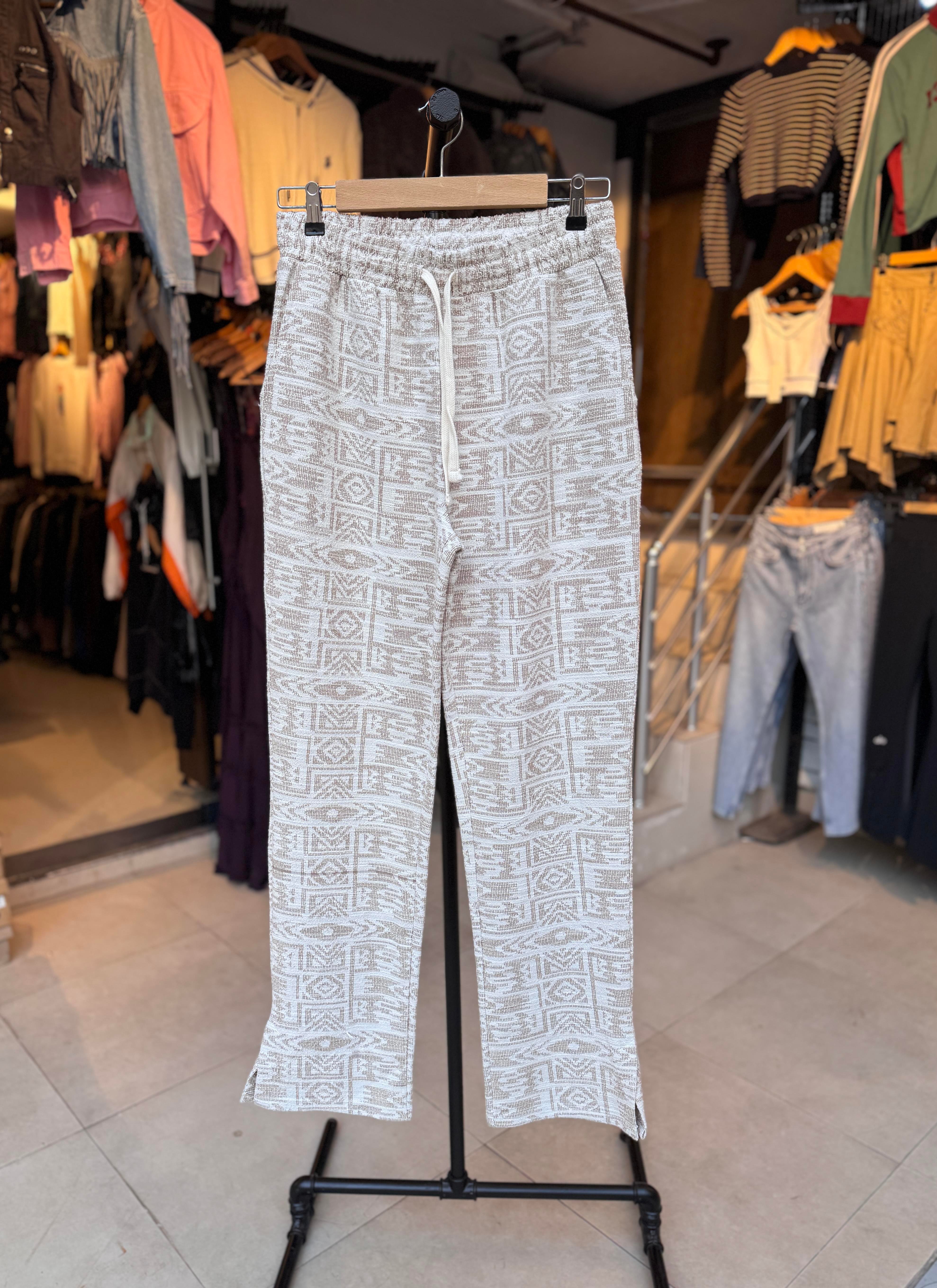 Desenli Paça Yırtmaçlı Krem Renkli Eşofman