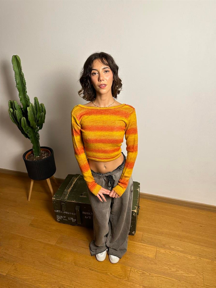 Sırt Dekolteli Triko Bluz