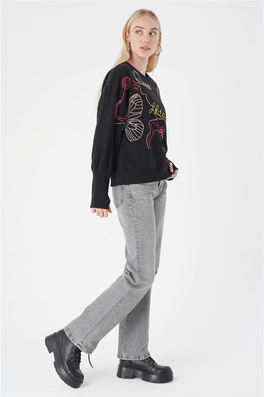 RENKLİ NAKIŞLI SWEAT