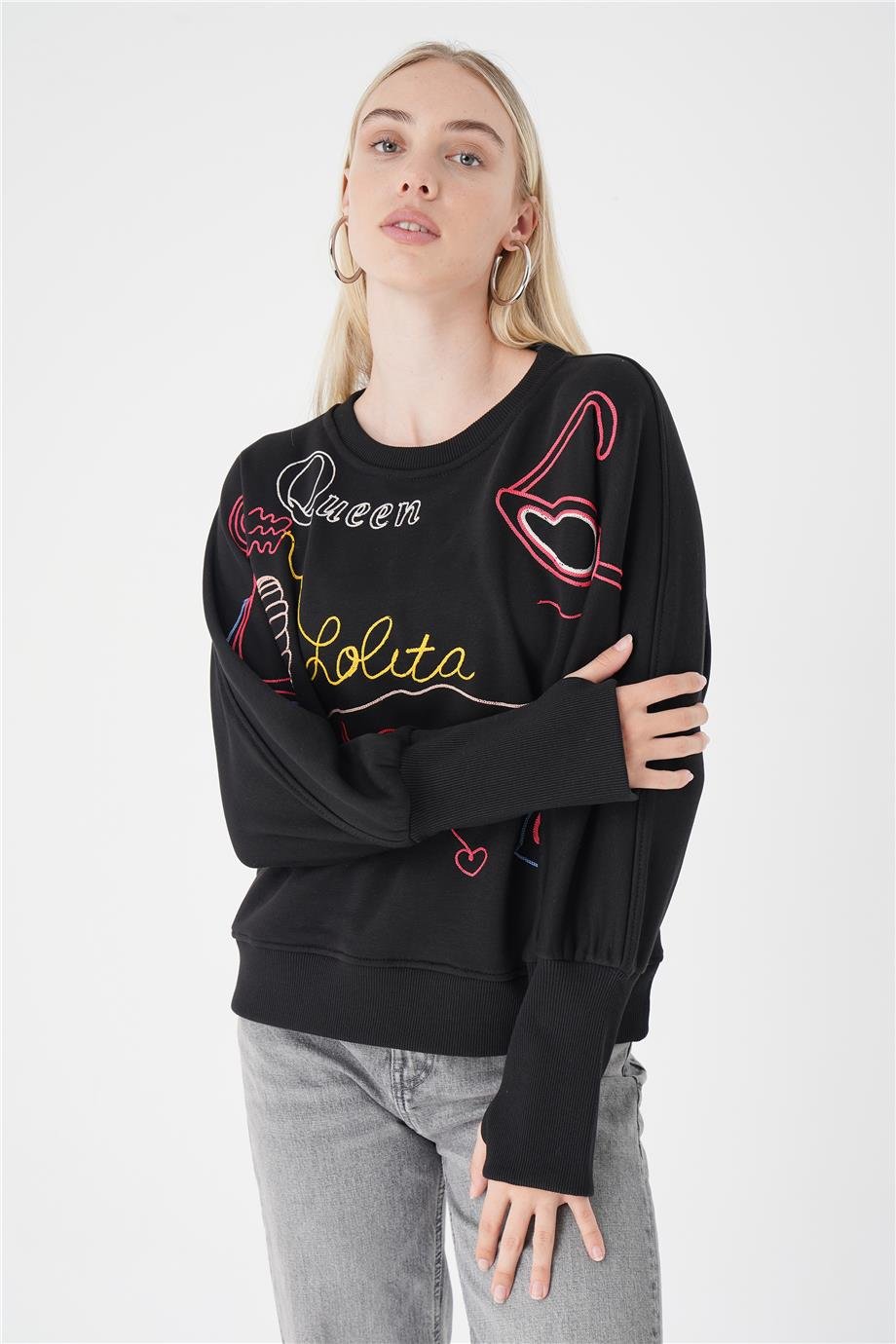 RENKLİ NAKIŞLI SWEAT