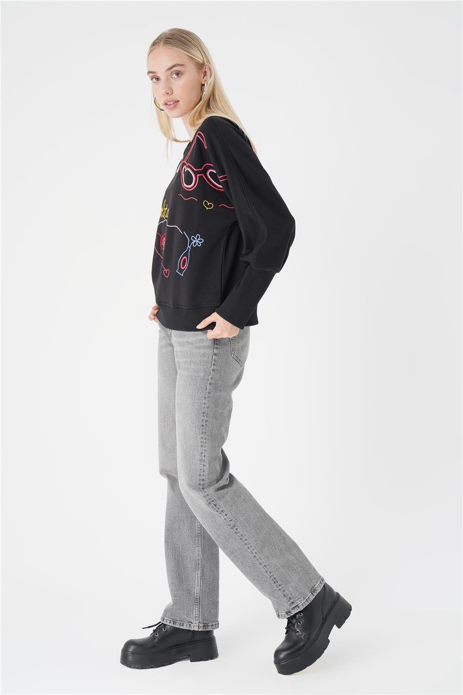RENKLİ NAKIŞLI SWEAT