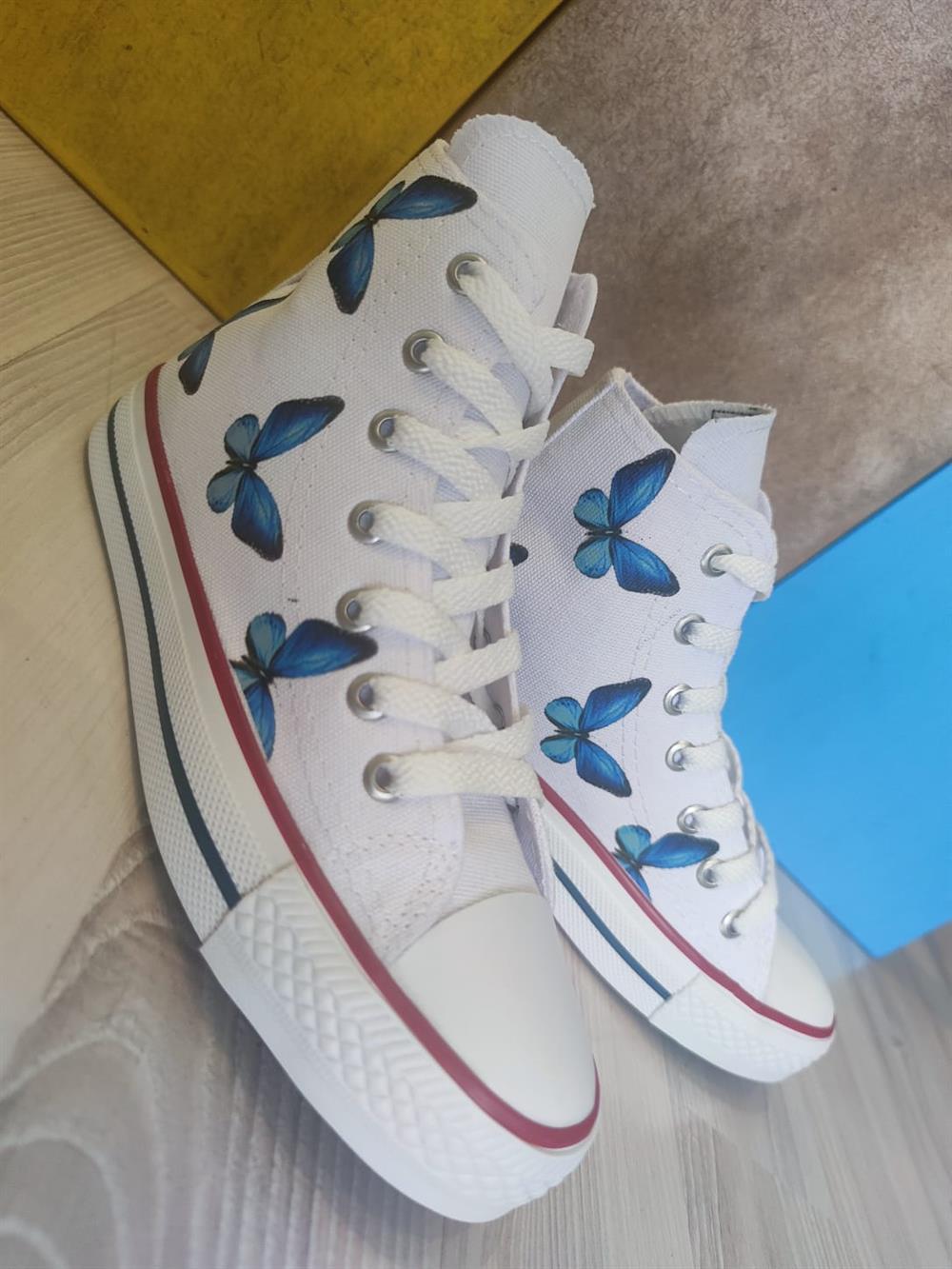Kelebek Baskılı Beyaz Boğazlı Spor Ayakkabı Sneaker