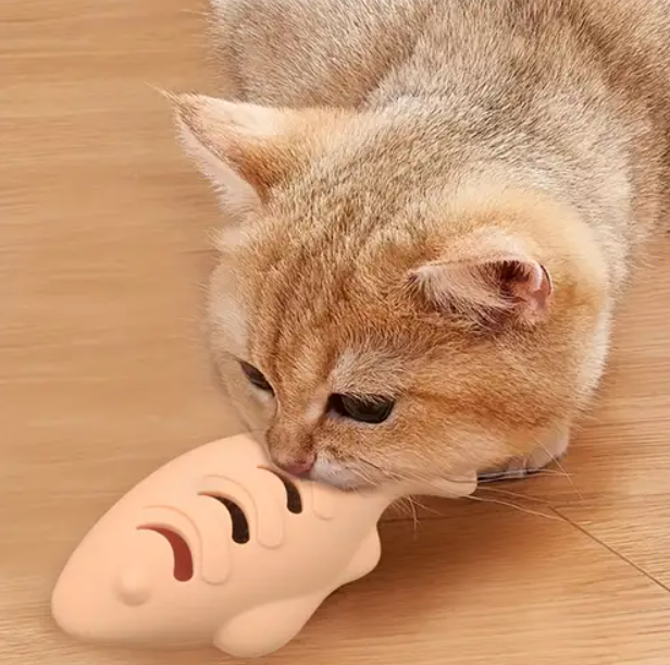 PATİSHOPYAEvcil Hayvan Slikon Balık Modelli Mama Atıcı Oyuncak