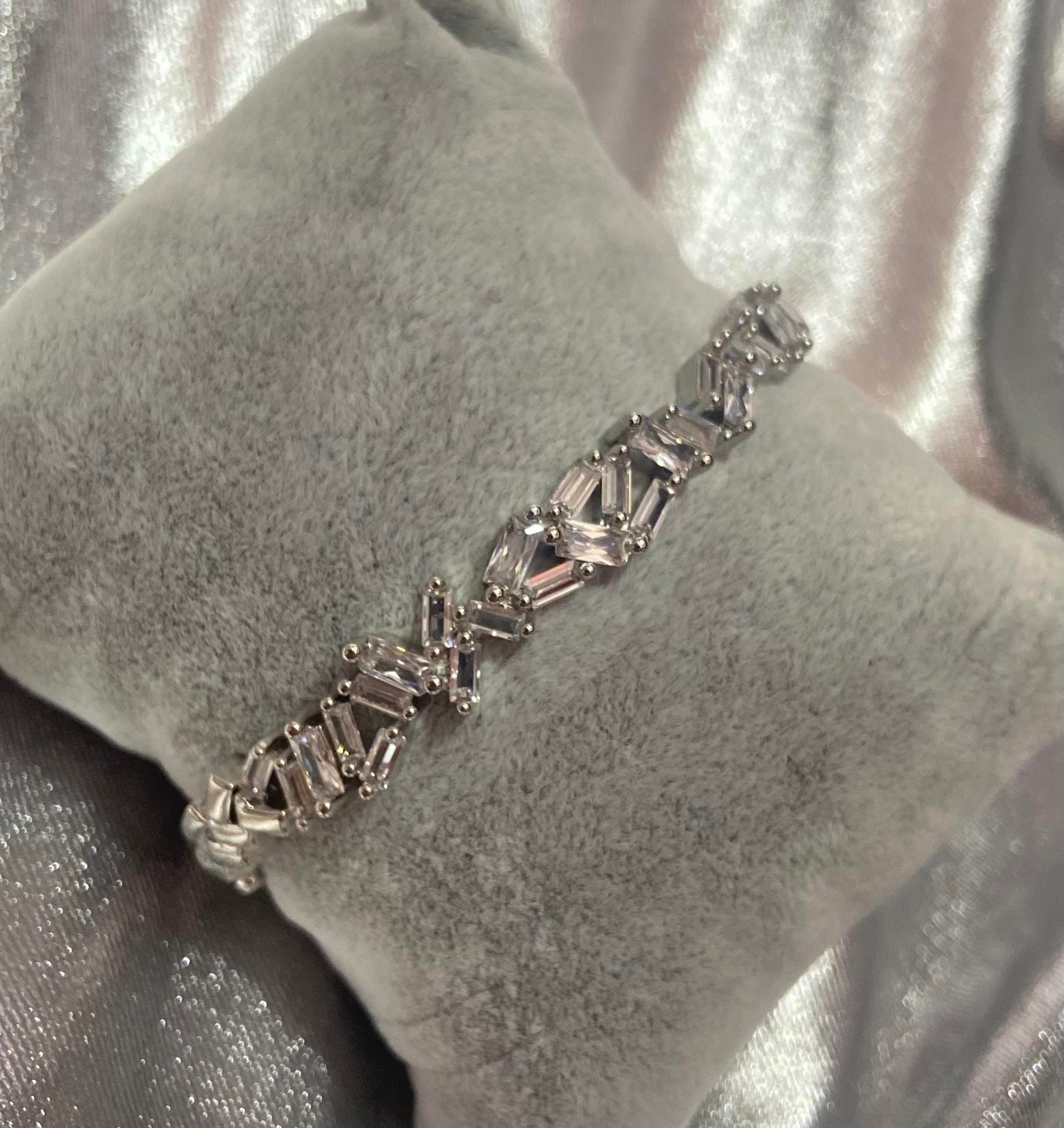 Çarpık Taşlı Gümüş Çelik Kelepçe