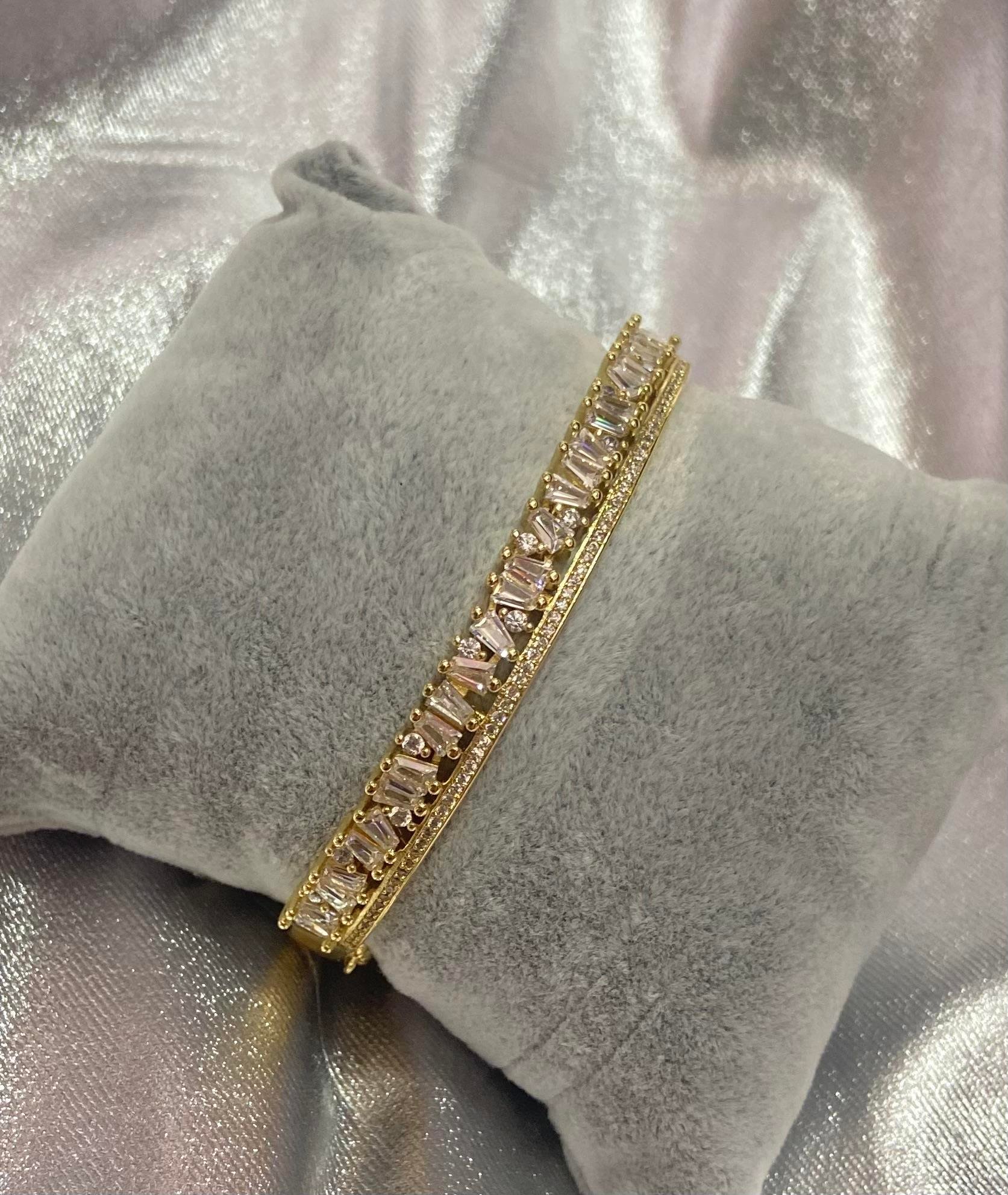 Çarpık Zirkon Taşlı Gold Çelik Kelepçe