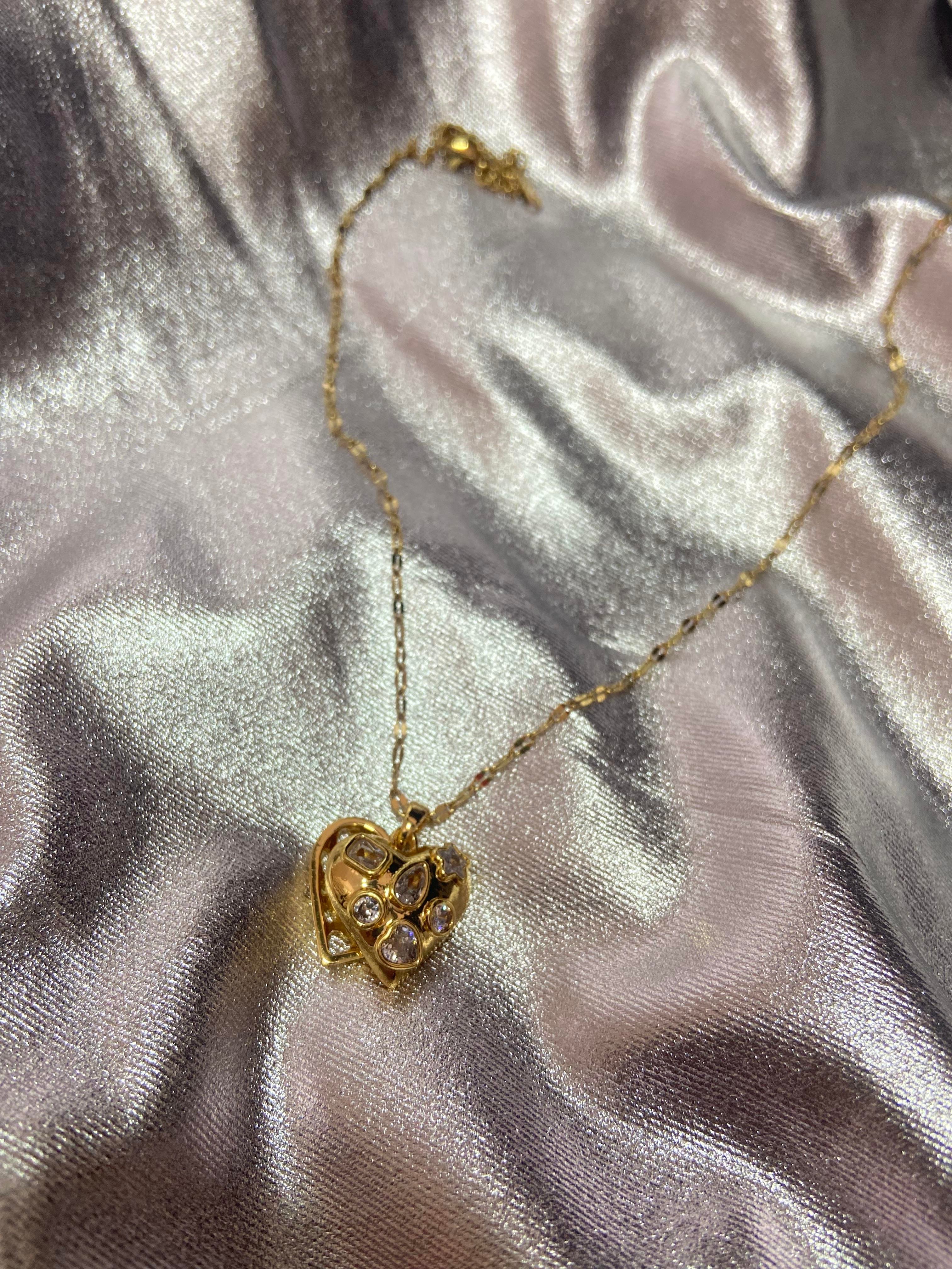 Kalpli Taşlı Gold Çelik Kolye