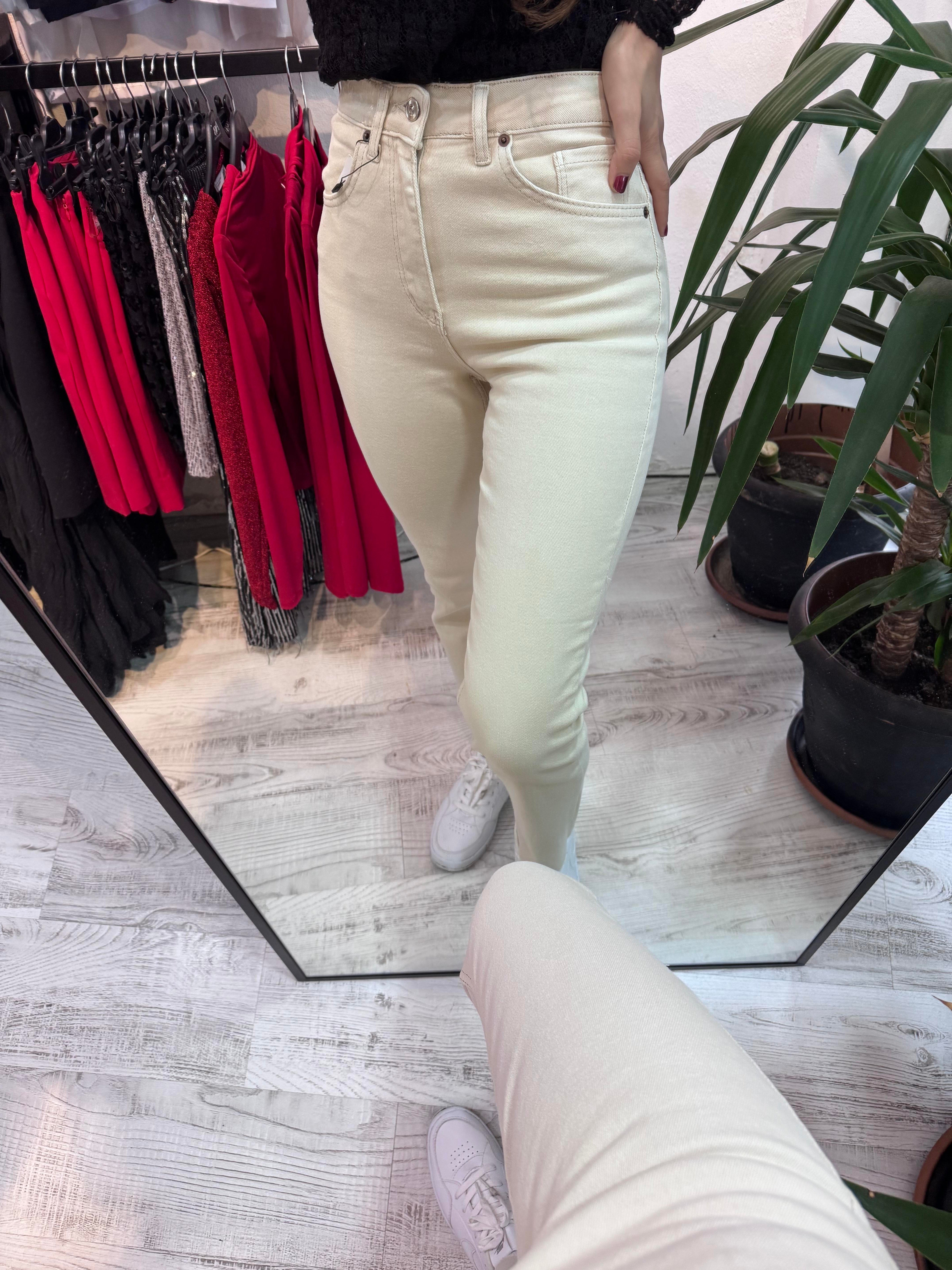 Marka Model Likralı Mom Kalıp Taş Jean 