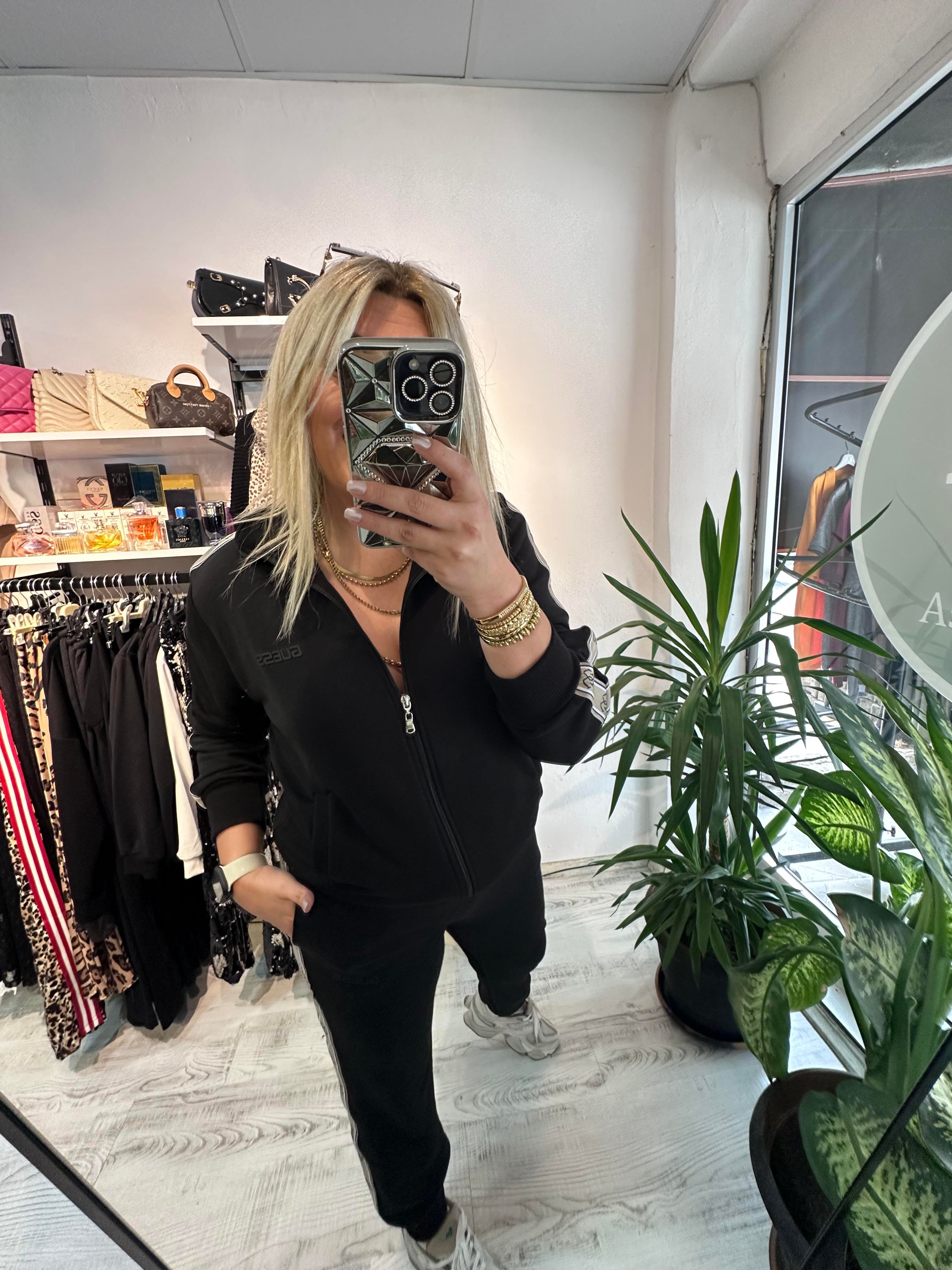 Marka Model Şeritli Siyah Takım