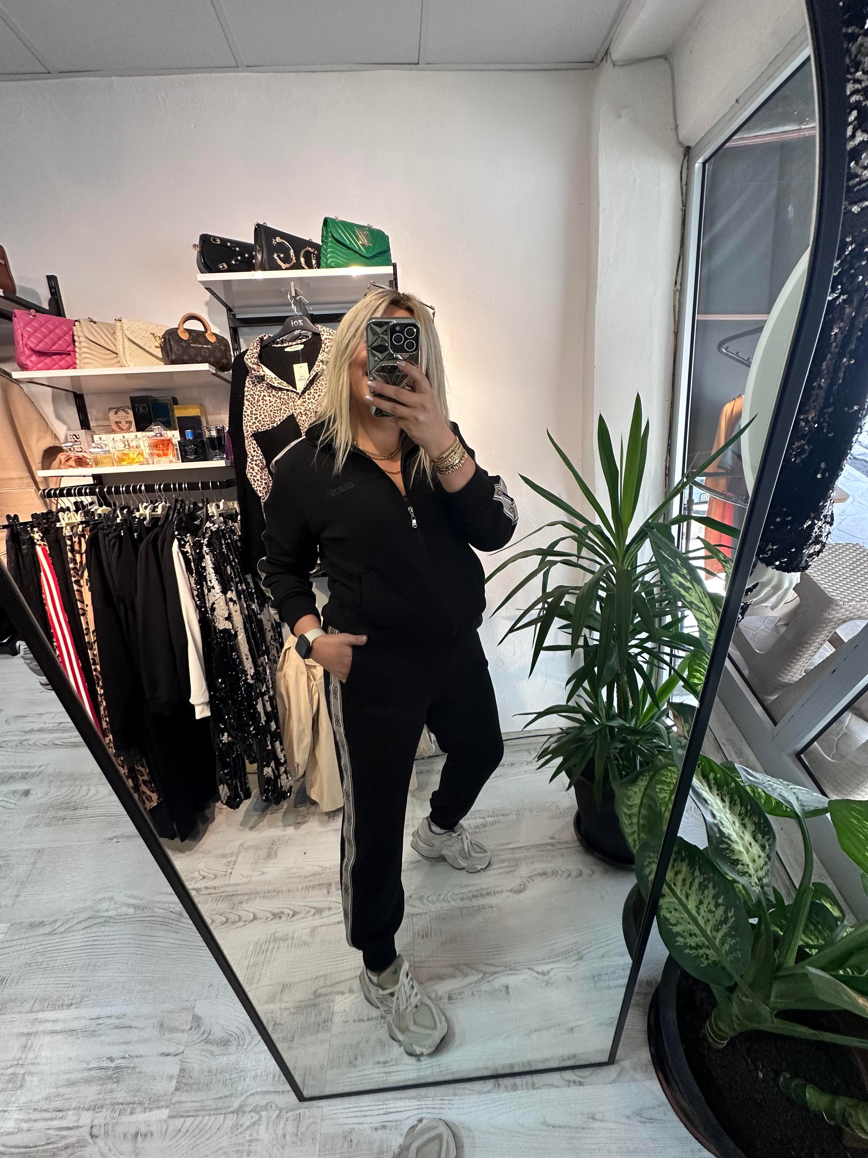 Marka Model Şeritli Siyah Takım