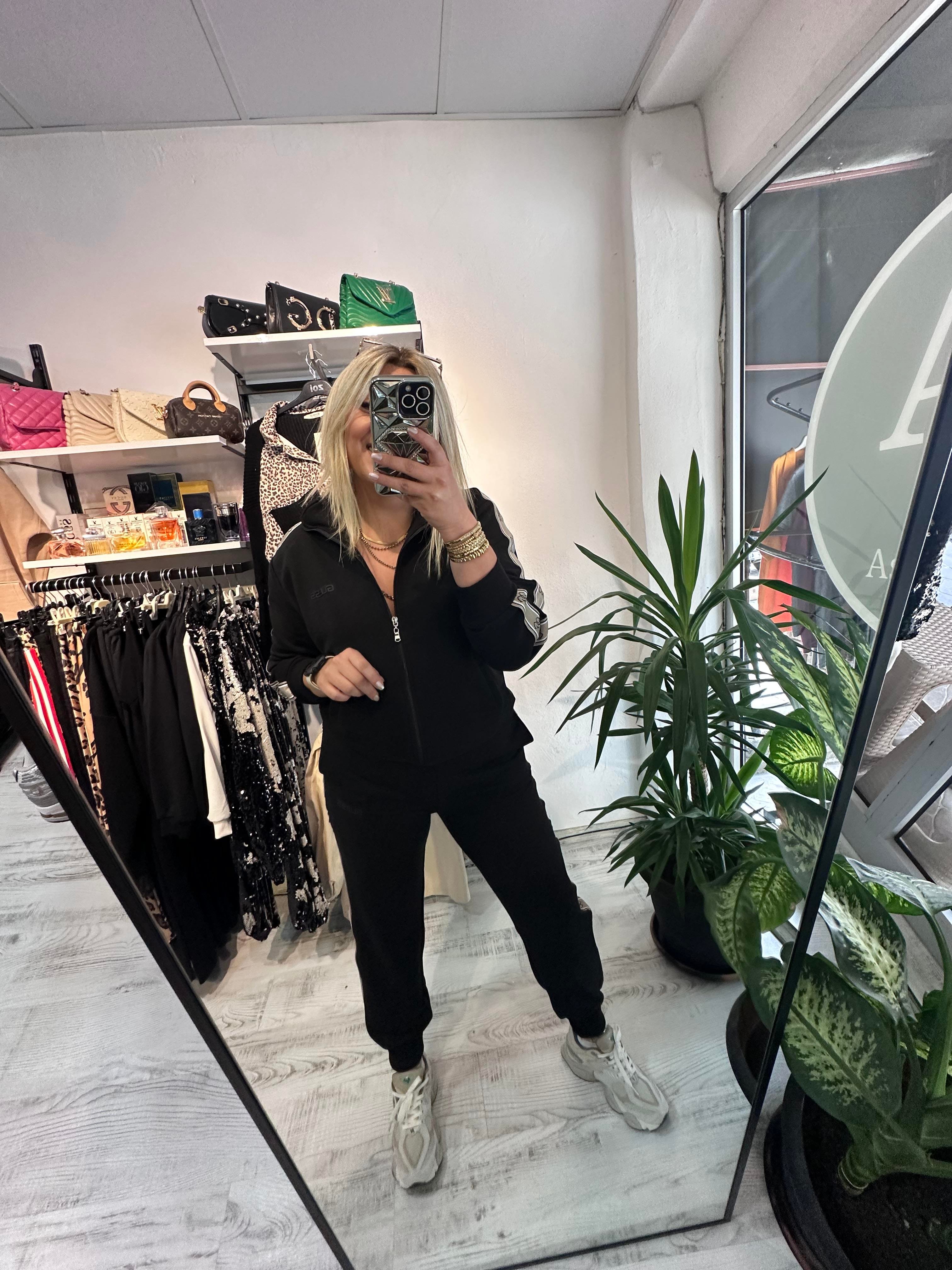 Marka Model Şeritli Siyah Takım